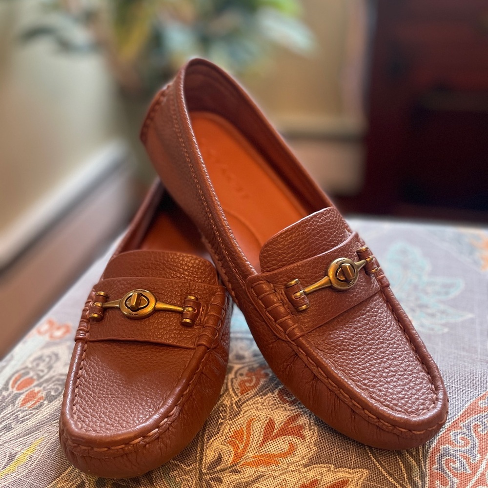 COACH CROSBY DIVER Brown Grainy
Leather Loafers with Brass Gold Accent